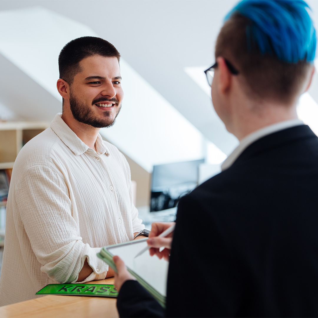 Philipp 4 quad Mann erläutert Kunden die Vorteile von SEO und Webdesign in einer Werbeagentur in Villach.