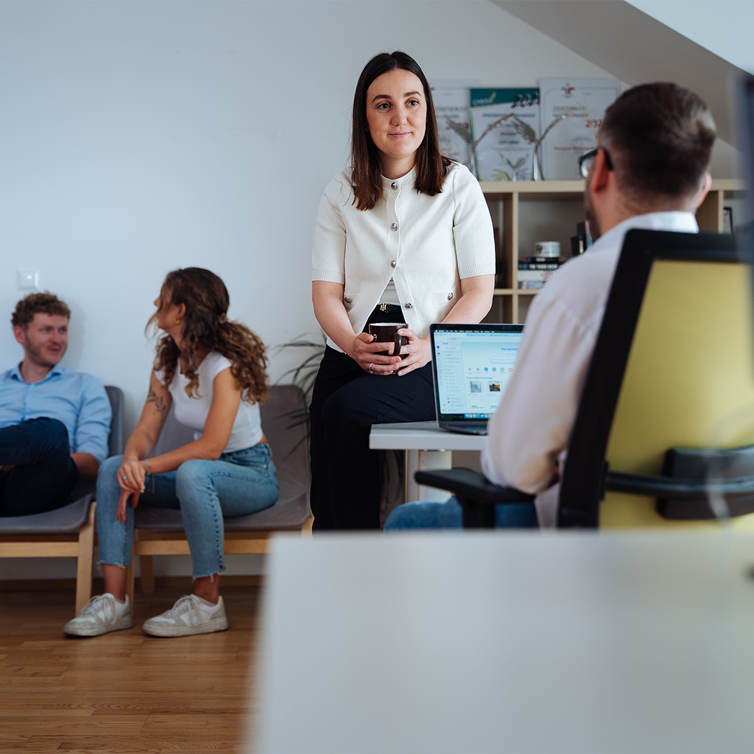 KG-211-1 Besprechung in modernem Büro der Webdesign Agentur