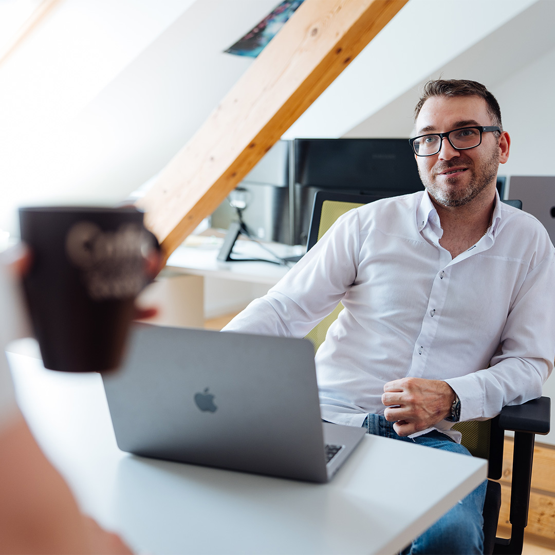 KG-218-1 Mann arbeitet am Laptop bei der SEO Agentur Kärnten.