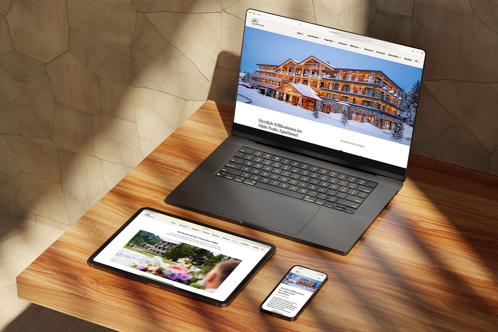 Moderne Geräte mit Hotelwebsite von Alpin Peaks angezeigt.