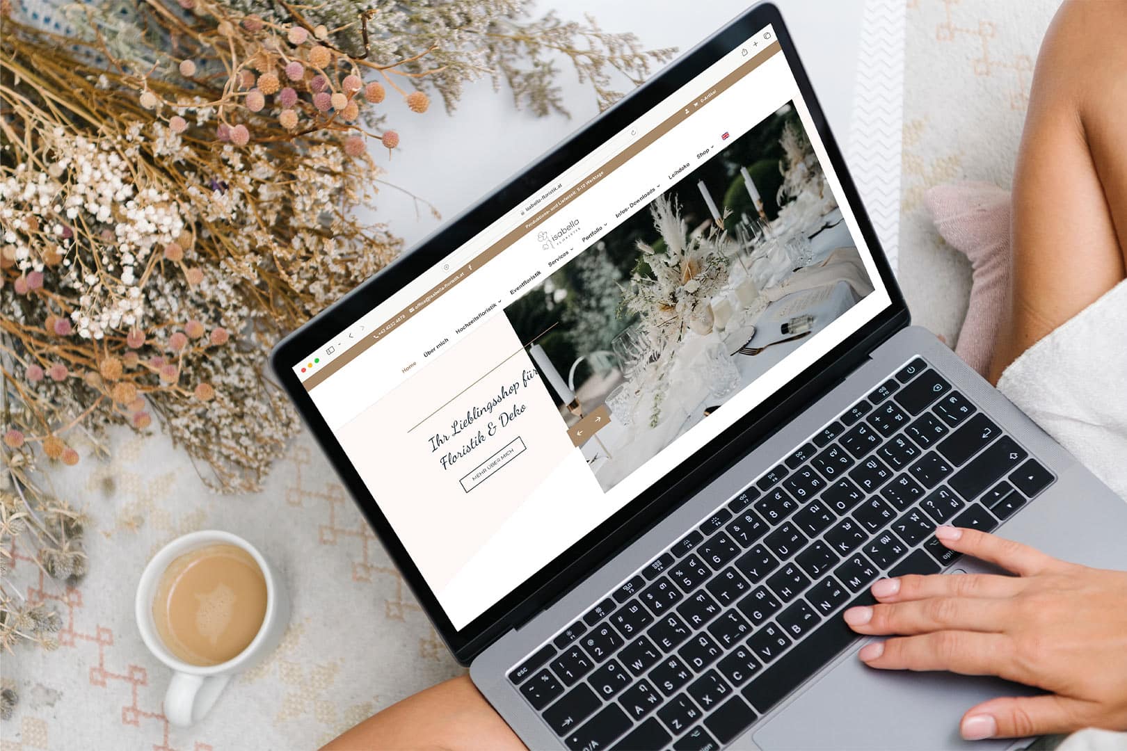 Laptop mit floristischem Design - Website Isabella Floristik