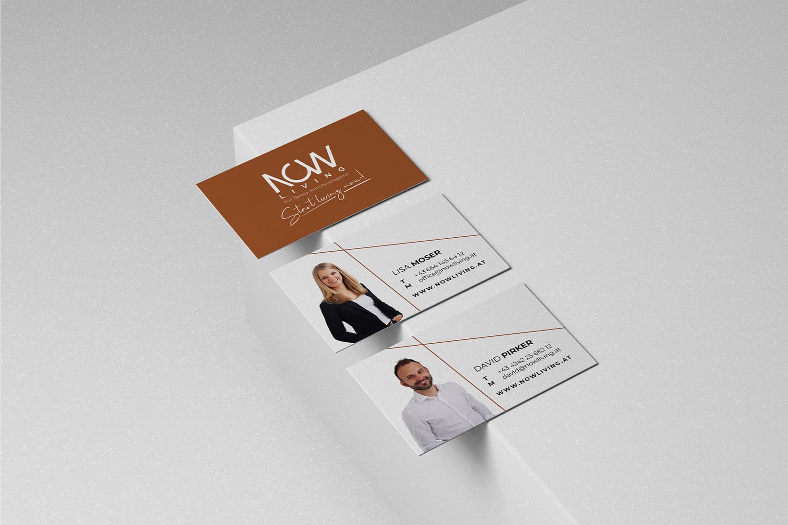 Moderne Visitenkarten auf weißem Hintergrund von Now Living